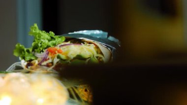 Avokado ve sucuklu büyük boy burrito. Romantik bir ortamda çekim yapmak..