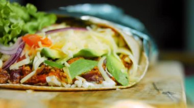 Avokado ve sucuklu büyük boy burrito. Romantik bir ortamda çekim yapmak..