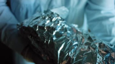 Şef büyük bir Buritto ile avokado ve sucuklu etle dans ediyor. Romantik bir ortamda çekim yapmak..