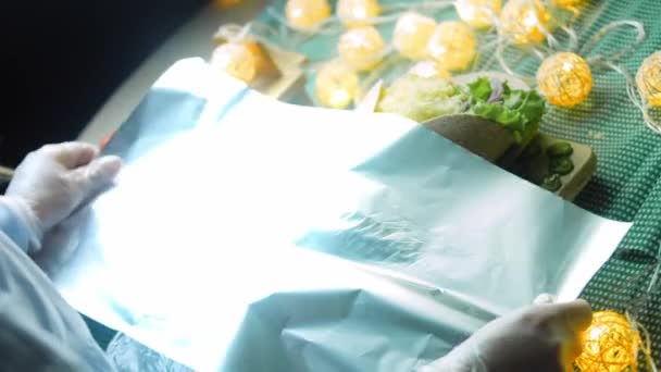 Bucătarul Aranjează Folia Aluminiu Într Burrito Foarte Mare — Videoclip de stoc