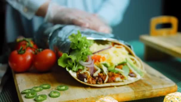 Şef Alüminyum Folyoyu Büyük Bir Burritoyla Hazırlıyor — Stok video