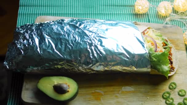 Burrito Muy Grande Con Carne Aguacate Chorizo Filmación Entorno Romántico — Vídeos de Stock