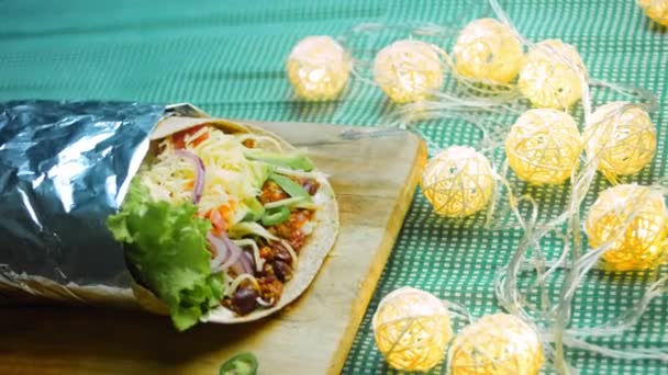 Burrito Molto Grande Con Avocado Carne Chorizo Riprese Ambiente Romantico — Video Stock