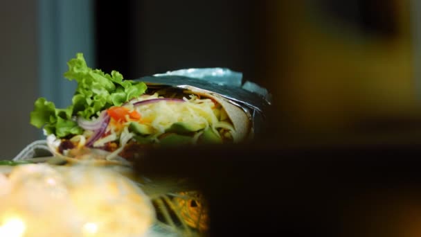 Sehr Großer Burrito Mit Avocado Und Chorizo Dreharbeiten Romantischer Umgebung — Stockvideo