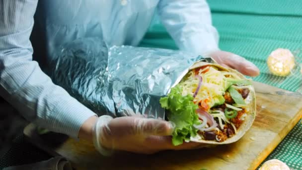 Burrito Molto Grande Con Avocado Carne Chorizo Riprese Ambiente Romantico — Video Stock