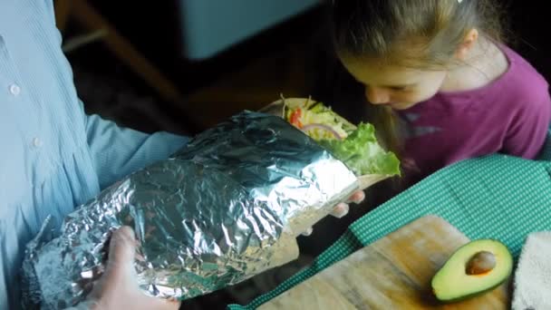Alla Ragazza Unisce Grandissimo Burrito Con Avocado Chorizo Riprese Ambiente — Video Stock