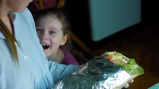 Kıza Avokado Sucuklu Büyük Bir Burrito Eşlik Ediyor Romantik Bir — Stok video