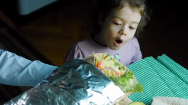 Chica Une Burrito Muy Grande Con Aguacate Carne Chorizo Filmación — Vídeos de Stock