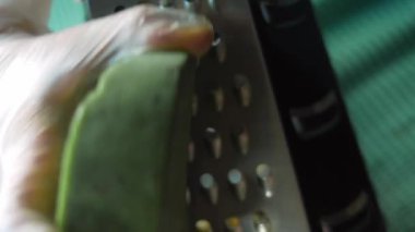 Yeşil pesto peynirini rendele. Makro çekim.