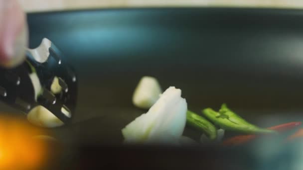 Szef Kuchni Smaży Warzywa Czerwona Zielona Cebula Papryka — Wideo stockowe