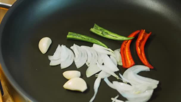 Chef Fait Frire Des Légumes Oignons Poivrons Rouges Verts Bruns — Video