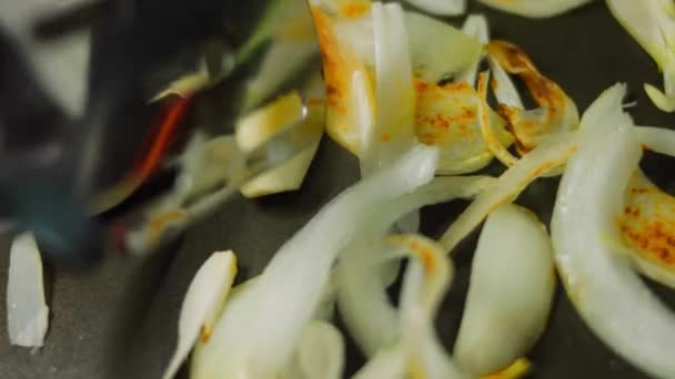 Chef Fait Frire Des Légumes Oignons Poivrons Rouges Verts Bruns — Video