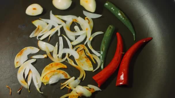 Chef Está Fritando Legumes Cebolas Vermelhas Verdes Marrons Pimentas — Vídeo de Stock