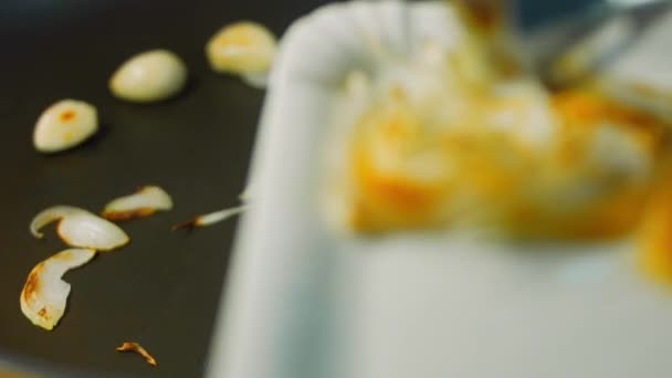 Kuchař Odstraní Hnědou Zeleninu Pšenice Hnědá Červená Zelená Cibule Paprika — Stock video