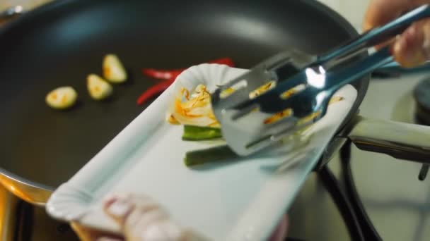 Cozinheiro Remove Legumes Dourados Trigo Cebolas Vermelhas Verdes Marrons Pimentas — Vídeo de Stock