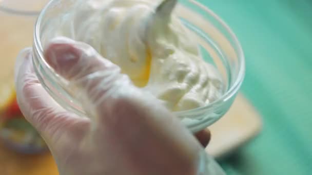 Der Koch Gießt Mayonnaise Den Mixer Makroschießen — Stockvideo