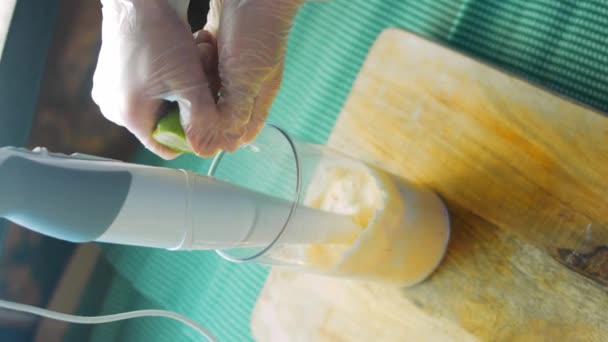 Cozinheiro Derrama Suco Limão Tigela Liquidificador — Vídeo de Stock