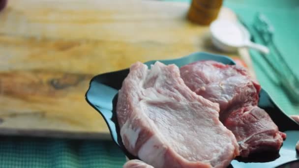 Der Koch Stellt Einen Teller Mit Schweinefleisch Und Rindfleisch Auf — Stockvideo