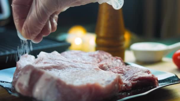 Der Koch Salzt Schweinefleisch Und Rindfleisch — Stockvideo