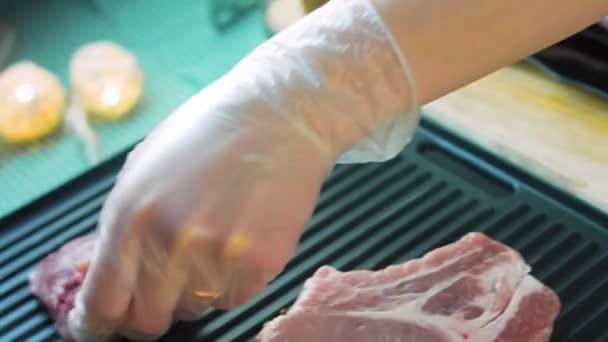 Şef Izgarada Domuz Eti Biftek Pişiriyor — Stok video