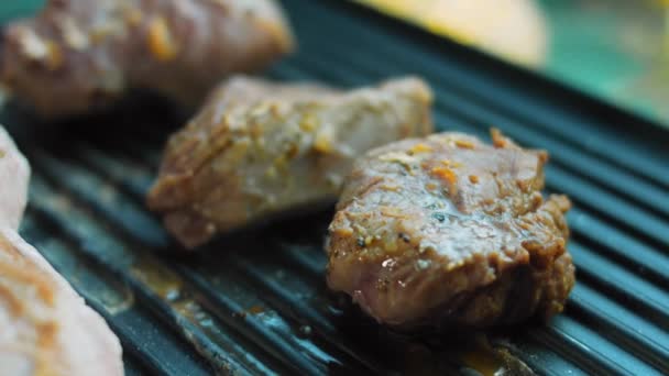 Şef Izgarada Domuz Eti Biftek Pişiriyor — Stok video