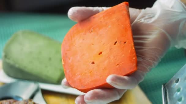 赤ペストチーズをすりおろす マクロ撮影 — ストック動画