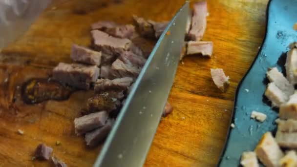 Der Koch Schneidet Das Frisch Gekochte Fleisch Stücke — Stockvideo