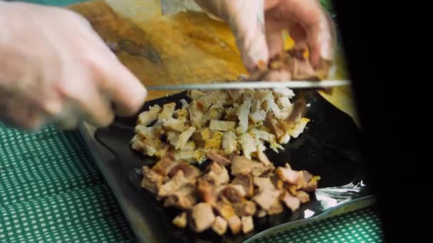 Chef Corta Carne Recién Cocinada Trozos — Vídeos de Stock