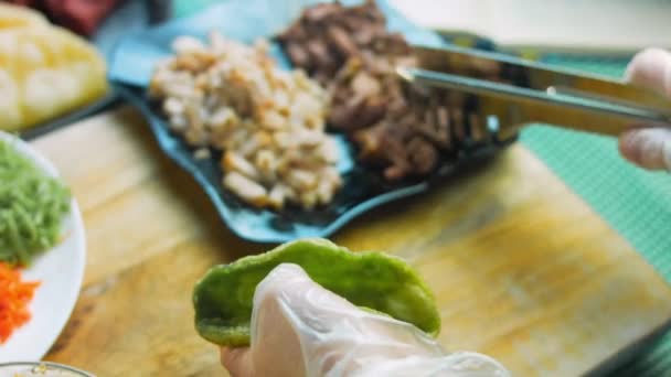 Bucătarul Pregăteşte Tacos Adăugați Carne Tocată — Videoclip de stoc