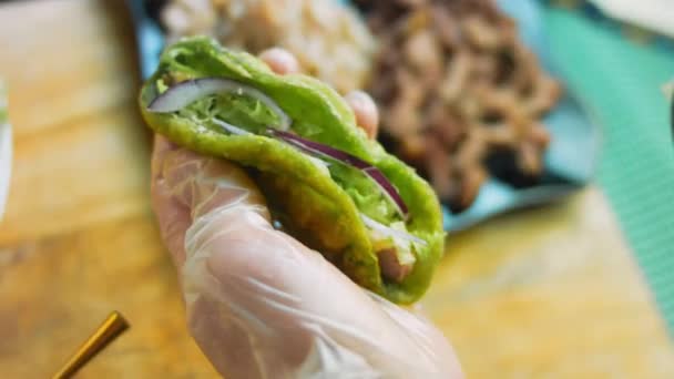 Chef Prépare Des Tacos Ajouter Oignon Rouge Tranché — Video