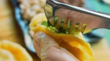 Şef taco hazırlıyor. Taze kesilmiş salatalık ekle.