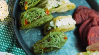 Şef taco hazırlıyor. Düz bir teknede Meksika bayrağı şeklinde..