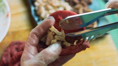 Şef taco hazırlıyor. Kıyma ekle.