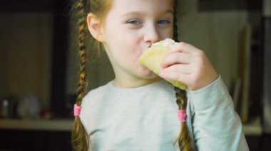 Kız taco tadıyor ve ne kadar lezzetli olduğundan etkileniyor..