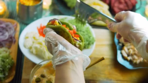 Chef Prepara Tacos Aggiungere Grande Pesto Formaggio Verde — Video Stock