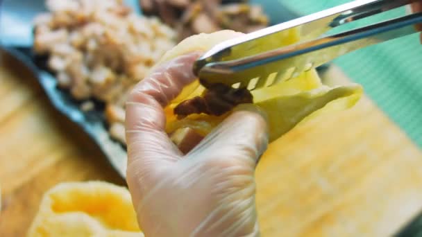 Chef Prépare Des Tacos Ajouter Viande Hachée — Video