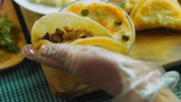 Chef Prepara Tacos Adicionar Molho Maionese Com Legumes — Vídeo de Stock