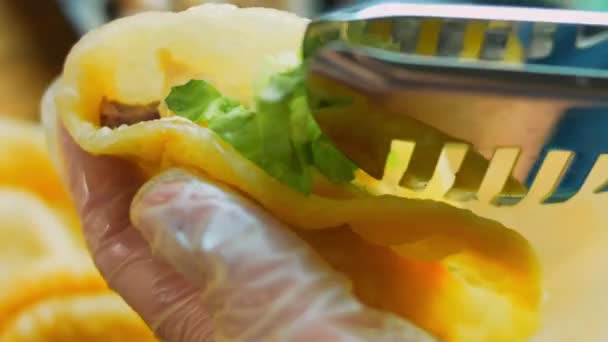 Chef Bereidt Taco Voeg Gesneden Verse Salade Toe — Stockvideo
