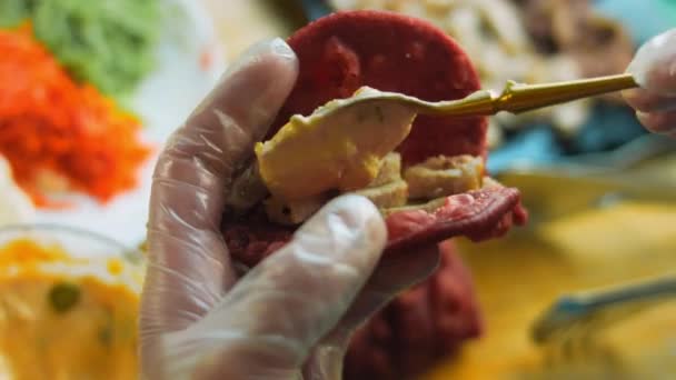 Σεφ Ετοιμάζει Τάκος Προσθέστε Σάλτσα Μαγιονέζας Λαχανικά — Αρχείο Βίντεο