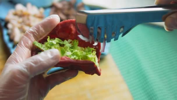 Chef Prepara Tacos Aggiungere Cipolla Rossa Affettata — Video Stock