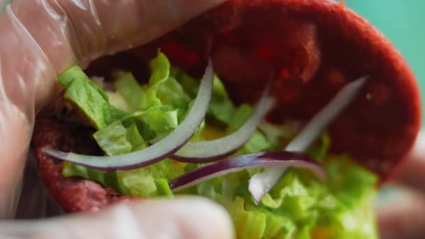 Chef Prépare Des Tacos Ajouter Oignon Rouge Tranché — Video