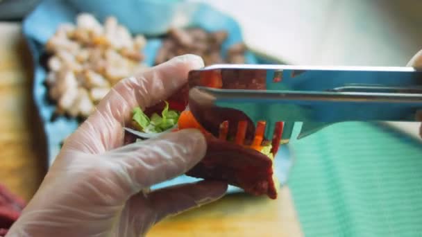 Der Koch Bereitet Tacos Geschnittene Tomaten Hinzufügen — Stockvideo