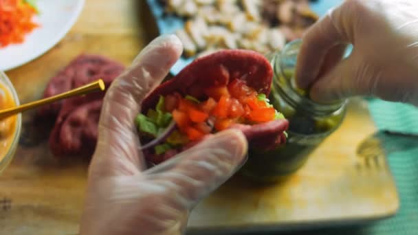 Kocken Förbereder Tacos Tillsätt Små Inlagda Gurkor Långsamma Rörelser — Stockvideo