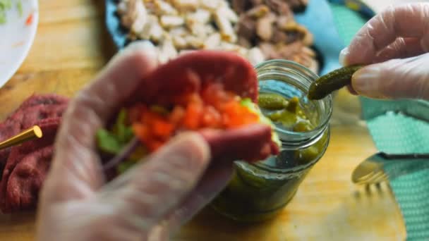 Chef Prepara Tacos Añadir Pequeños Pepinos Escabeche — Vídeos de Stock