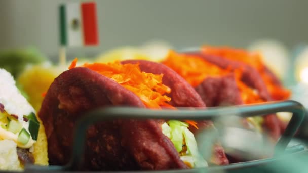 メキシコの旗Tacos それは平らな容器のメキシコの旗の形を形成する マクロ撮影 — ストック動画