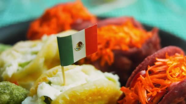 メキシコの旗Tacos 平底船にメキシコ国旗の形をしている — ストック動画