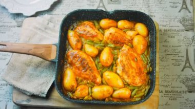 Bal Hardallı Tavuk ve VEGETable tarifi. Pişmiş et ve yeni patatesler tavada..