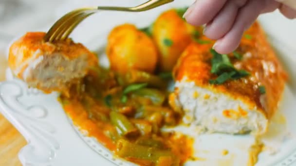 Med Hořčice Chicken Zelenina Recept Chuť Zlatou Vidličkou Namočit Maso — Stock video