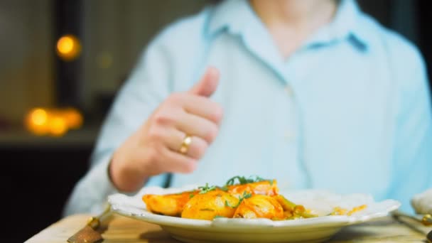 Mel Mostarda Chicken Receita Legumes Prove Com Garfo Dourado Cozinheiro — Vídeo de Stock