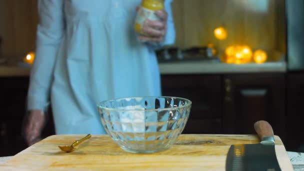 厨师端来一罐第戎芥末 — 图库视频影像